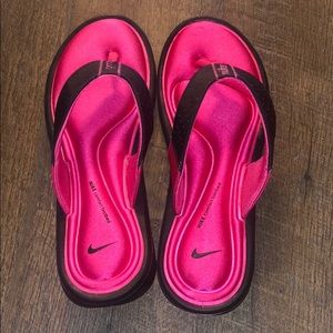 Like new!! Comfy Nike sandles
